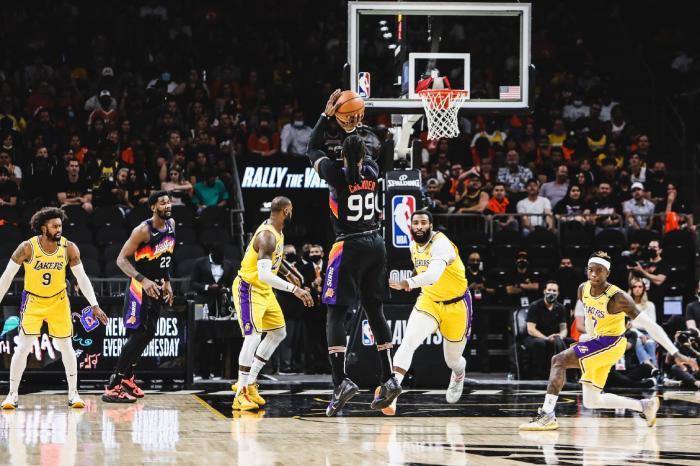 NBA-詹姆斯三分绝杀雷霆，湖人终结对手11连胜登顶西部引热议